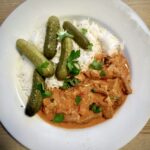 Szybki obiad przygotowany z krojonej w paski polędwiczki wieprzowej krótko smażonej, a następnie duszonej chwilę z mieloną słodką papryką.