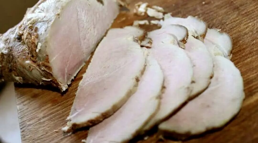 Szynka pieczona czyli duży kawałek łopatki wieprzowej natarty suchymi przyprawami, a następnie pieczony w rękawie.