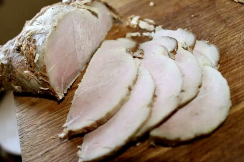 Szynka pieczona czyli duży kawałek łopatki wieprzowej natarty suchymi przyprawami, a następnie pieczony w rękawie.