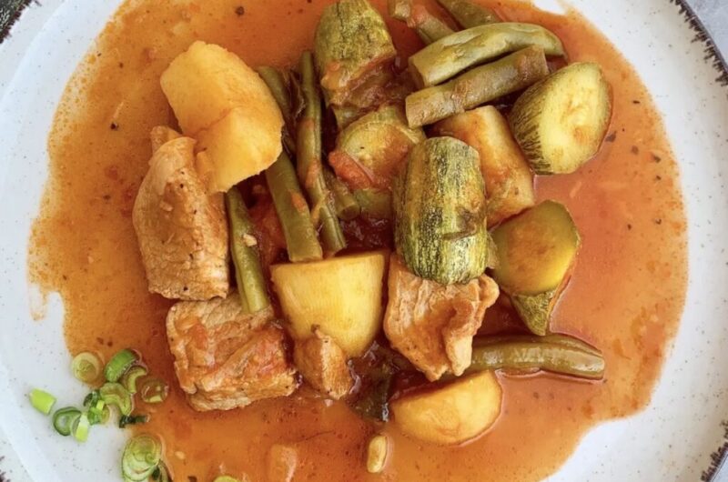 Szynka wieprzowa duszona, czyli kawałki wieprzowiny duszone razem z fasolką szparagową, cukinią, ziemniakami, marchewką i startym pomidorem.