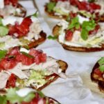 Tacos z kurczakiem to małe naleśniki, do których nakłada się mięso oraz różne dodatki i warzywa.