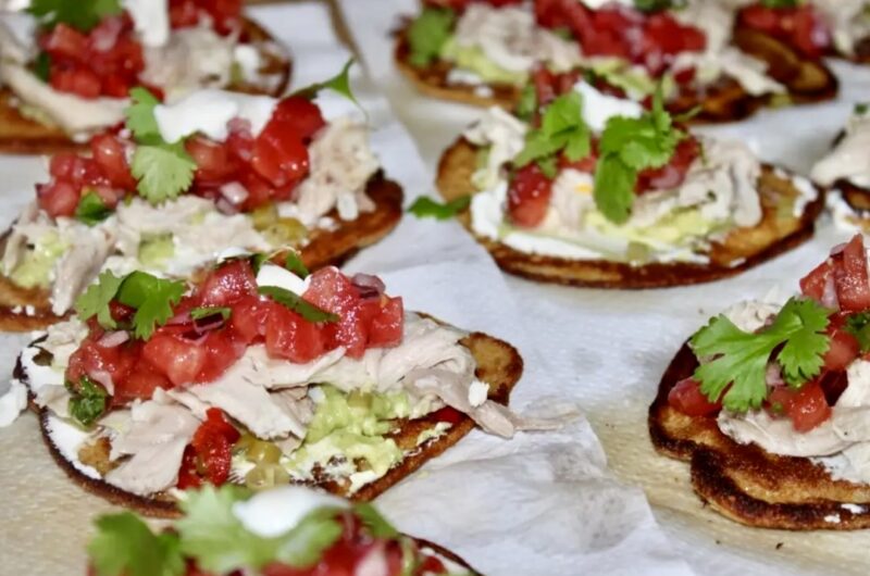 Tacos z kurczakiem to małe naleśniki, do których nakłada się mięso oraz różne dodatki i warzywa.