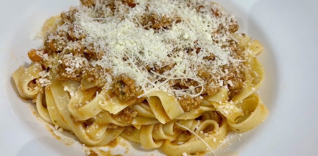 Aromatyczny i zawiesisty włoski sos mięsny al ragu bolognese przyrządzany z mięsa mielonego duszonego na bazie soffritto z pomidorami.