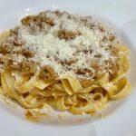 Aromatyczny i zawiesisty włoski sos mięsny al ragu bolognese przyrządzany z mięsa mielonego duszonego na bazie soffritto z pomidorami.