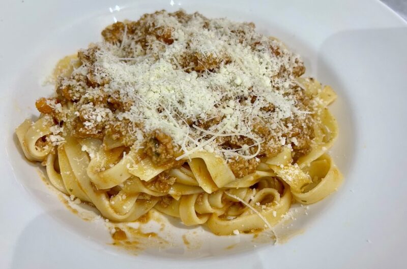 Aromatyczny i zawiesisty włoski sos mięsny al ragu bolognese przyrządzany z mięsa mielonego duszonego na bazie soffritto z pomidorami.