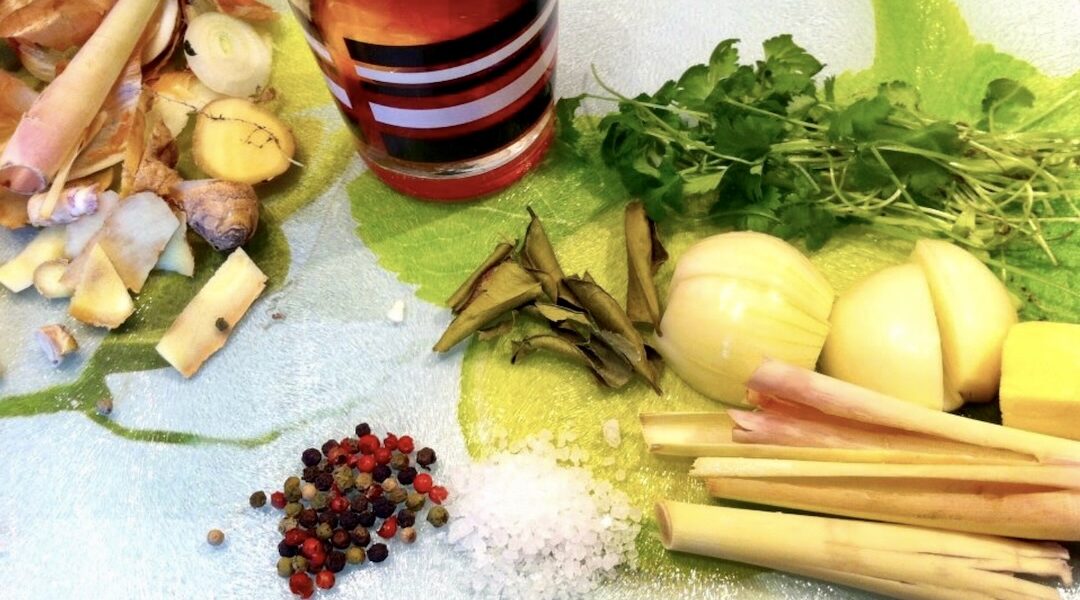 Tajski bulion drobiowy przygotowany ze skrzydełek z kurczaka gotowanych z dodatkiem cebuli, kolendry, trawy cytrynowej i świeżego imbiru.