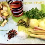 Tajski bulion drobiowy przygotowany ze skrzydełek z kurczaka gotowanych z dodatkiem cebuli, kolendry, trawy cytrynowej i świeżego imbiru.