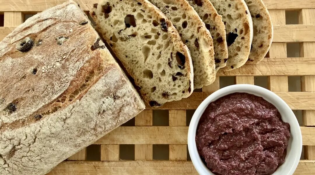 Pasta do smarowania pieczywa tapenada przyrządzona ze zmiksowanych oliwek, kaparów i anchois.