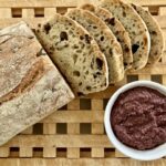 Pasta do smarowania pieczywa tapenada przyrządzona ze zmiksowanych oliwek, kaparów i anchois.