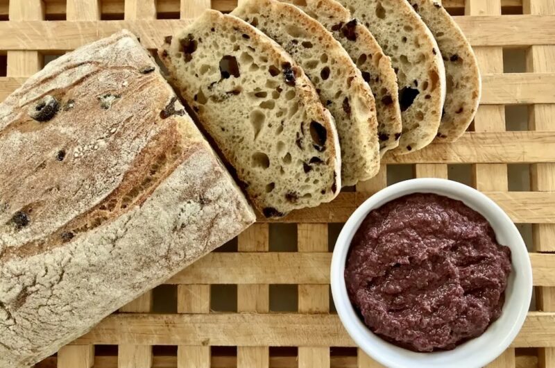 Pasta do smarowania pieczywa tapenada przyrządzona ze zmiksowanych oliwek, kaparów i anchois.