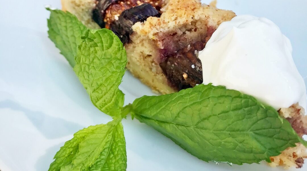 Tarta figowa czyli kruche ciasto z mielonymi migdałami wypełniona dojrzałymi figami.