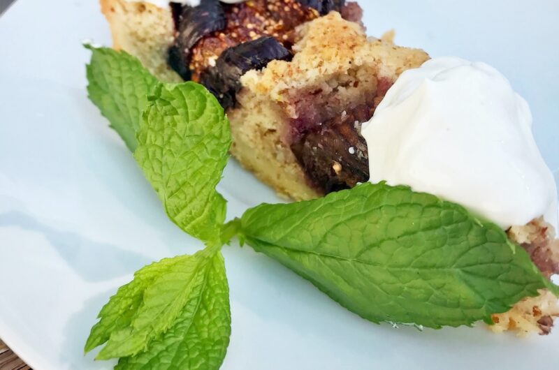 Tarta figowa czyli kruche ciasto z mielonymi migdałami wypełniona dojrzałymi figami.