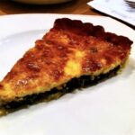 Tarta serowa przygotowana na wytrawnym cieście wypełniona trzema rodzajami serów oraz liśćmi szpinaku.