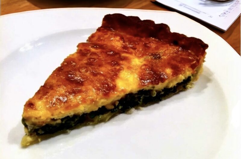 Tarta serowa przygotowana na wytrawnym cieście wypełniona trzema rodzajami serów oraz liśćmi szpinaku.