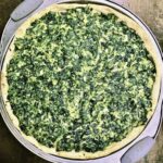 Klasyczna tarta wegetariańska przygotowana została na słono. Wypełniona została duszonym szpinakiem z dodatkiem twarogu i świeżych ziół.