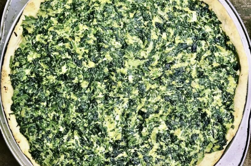Klasyczna tarta wegetariańska przygotowana została na słono. Wypełniona została duszonym szpinakiem z dodatkiem twarogu i świeżych ziół.