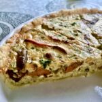 Klasyczna tarta z różnego rodzaju świeżymi grzybami leśnymi zalana masą z jajek i śmietanki, a następnie pieczona.