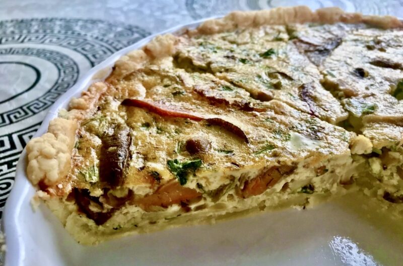 Klasyczna tarta z różnego rodzaju świeżymi grzybami leśnymi zalana masą z jajek i śmietanki, a następnie pieczona.