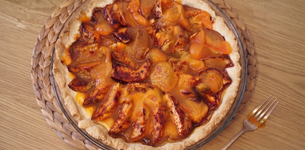 Tarta z jabłkami to kruche ciasto wypełnione cząstkami jabłek, pieczone i na koniec posmarowane dżemem morelowym.