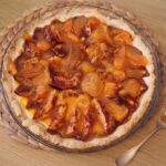 Tarta z jabłkami to kruche ciasto wypełnione cząstkami jabłek, pieczone i na koniec posmarowane dżemem morelowym.