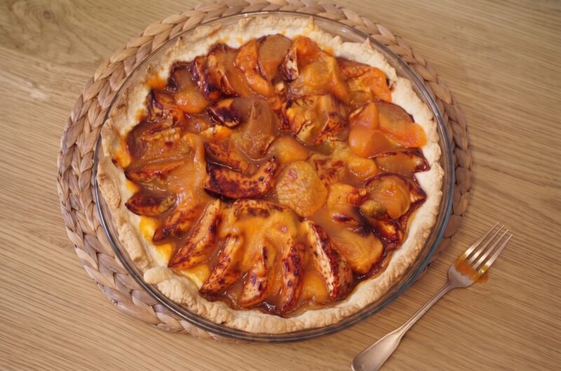 Tarta z jabłkami to kruche ciasto wypełnione cząstkami jabłek, pieczone i na koniec posmarowane dżemem morelowym.