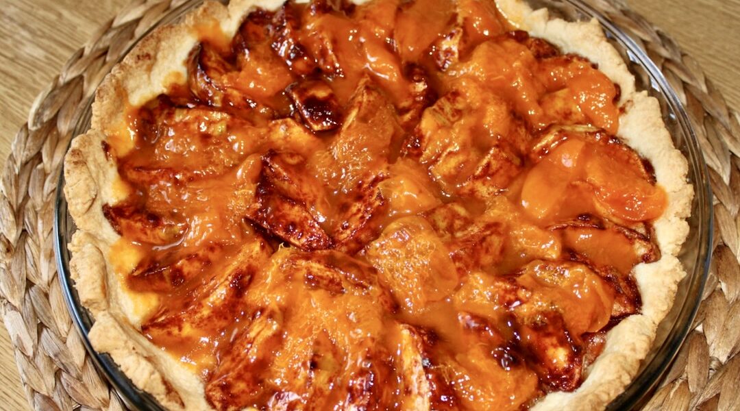 Tarta z jabłkami to kruche ciasto wypełnione cząstkami jabłek, pieczone i na koniec posmarowane dżemem morelowym.