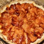 Tarta z jabłkami to kruche ciasto wypełnione cząstkami jabłek, pieczone i na koniec posmarowane dżemem morelowym.