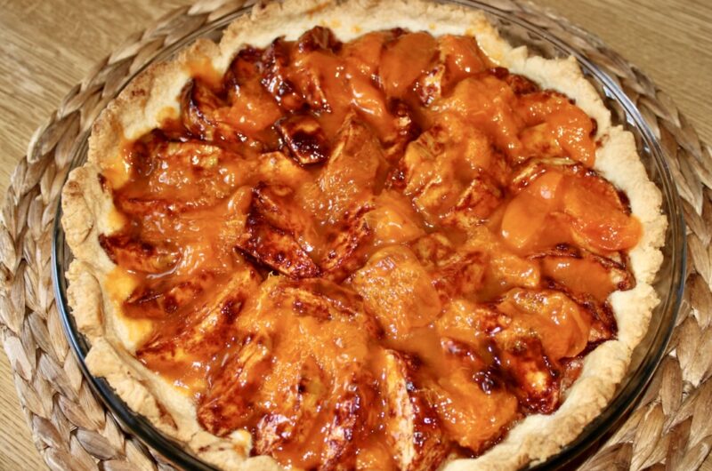 Tarta z jabłkami to kruche ciasto wypełnione cząstkami jabłek, pieczone i na koniec posmarowane dżemem morelowym.