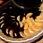 Klasyczna tarta na słodko z dodatkiem musu jagodowego oraz ze świeżymi soczystymi mandarynkami.