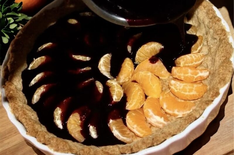 Klasyczna tarta na słodko z dodatkiem musu jagodowego oraz ze świeżymi soczystymi mandarynkami.