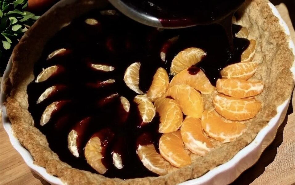 Klasyczna tarta na słodko z dodatkiem musu jagodowego oraz ze świeżymi soczystymi mandarynkami.