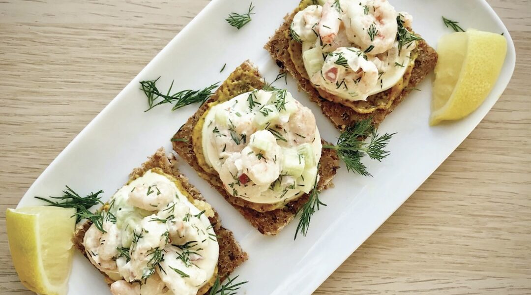 Tartinki bankietowe to kawałki ciemnego pieczywa podane z krewetkami przygotowanymi w formie sałatki, a także z ogórkiem i cebulą połączone majonezem z dodatkiem koperku.