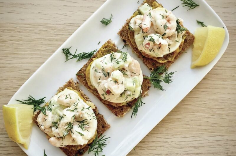 Tartinki bankietowe to kawałki ciemnego pieczywa podane z krewetkami przygotowanymi w formie sałatki, a także z ogórkiem i cebulą połączone majonezem z dodatkiem koperku.