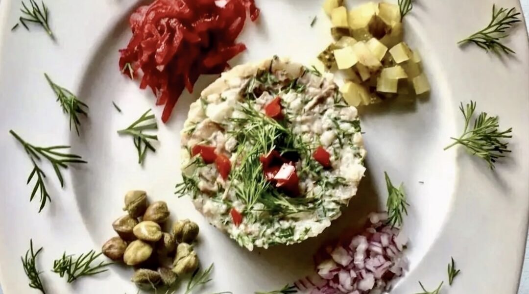 Tatar z matjasa holenderskiego przygotowany z dodatkiem śmietany i koperku podany.