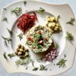 Tatar z matjasa holenderskiego przygotowany z dodatkiem śmietany i koperku podany.