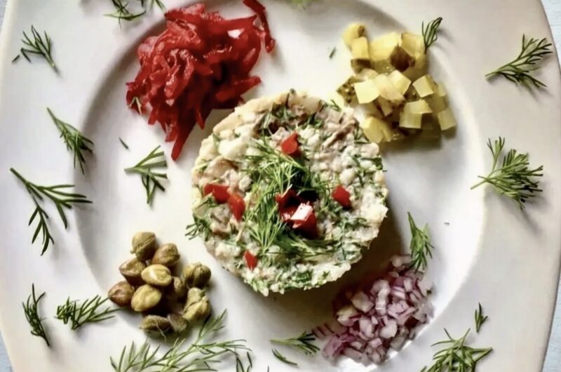 Tatar z matjasa holenderskiego przygotowany z dodatkiem śmietany i koperku podany.