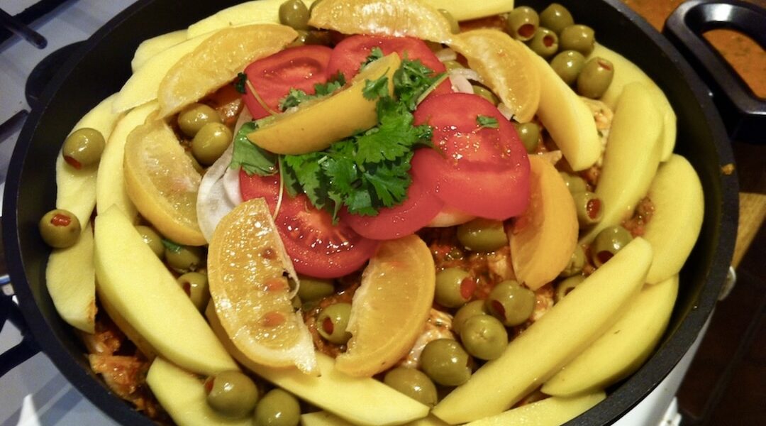 Tażin z kurczaka przygotowany został z kurczaka najpierw podzielonego na kawałki i marynowanego w chermouli, a następnie duszonego z dodatkiem ziemniaków, oliwek, cebuli i pomidorów.