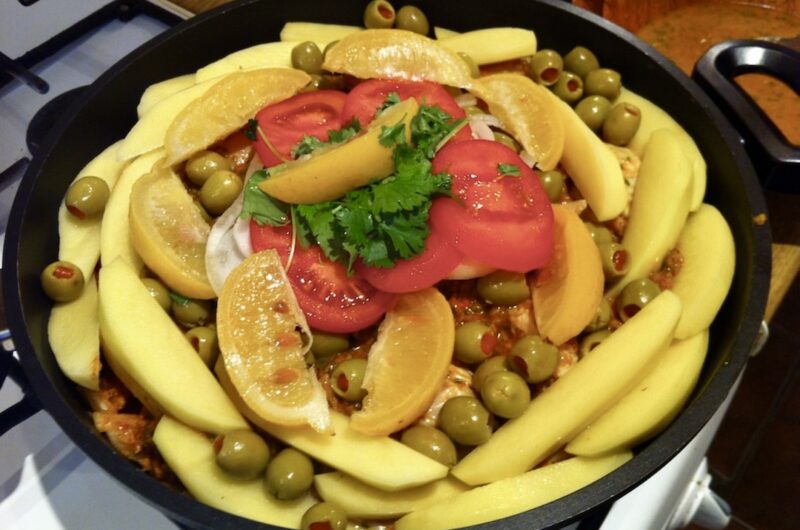 Tażin z kurczaka przygotowany został z kurczaka najpierw podzielonego na kawałki i marynowanego w chermouli, a następnie duszonego z dodatkiem ziemniaków, oliwek, cebuli i pomidorów.