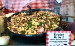 Grostl to tyrolska sycąca potrawa składająca się z ziemniaków smażonych z wędzonym boczkiem i cebulą doprawiona majerankiem i podana z jajkiem sadzonym.