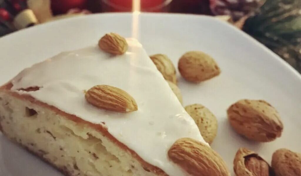 Pyszny tort jogurtowy z dodatkiem gęstego jogurtu greckiego oraz migdałów i soku z cytrusów.