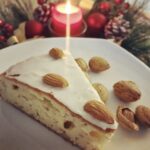 Pyszny tort jogurtowy z dodatkiem gęstego jogurtu greckiego oraz migdałów i soku z cytrusów.