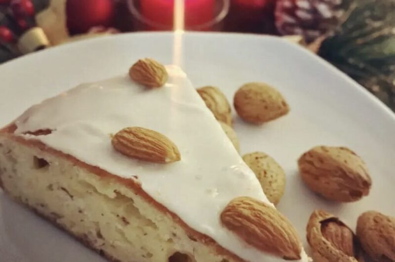 Pyszny tort jogurtowy z dodatkiem gęstego jogurtu greckiego oraz migdałów i soku z cytrusów.