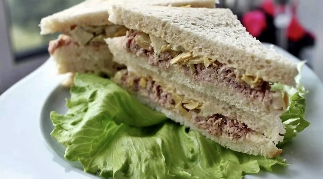 Tramezzini z tuńczykiem to pochodzące z Włoch trójkątne kanapki przyrządzane z chleba tostowego z dodatkiem majonezu, karczochów i tuńczyka.