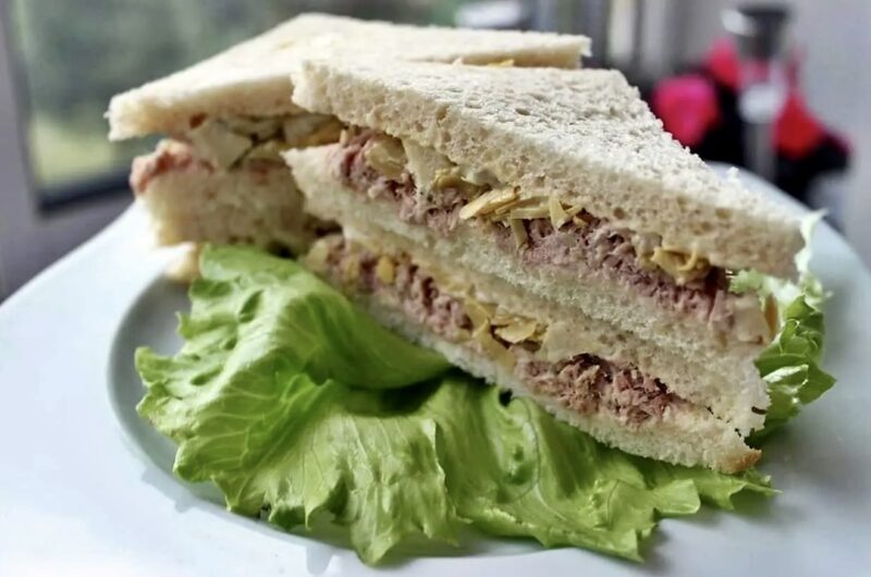 Tramezzini z tuńczykiem to pochodzące z Włoch trójkątne kanapki przyrządzane z chleba tostowego z dodatkiem majonezu, karczochów i tuńczyka.