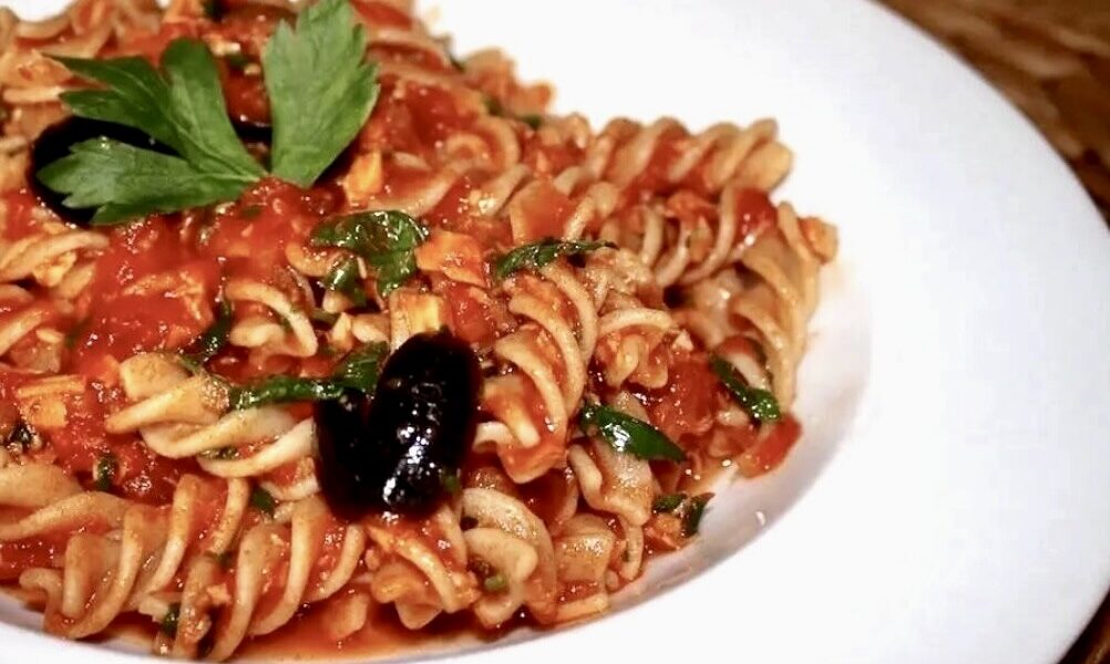 Tuńczyk z makaronem w pikantnym sosie pomidorowym z wyraźną nutą smakową kaparów i anchois.