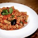 Tuńczyk z makaronem w pikantnym sosie pomidorowym z wyraźną nutą smakową kaparów i anchois.