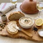 Tuńczykowa pasta do chleba przyrządzona ze zmiksowanego tuńczyka z dodatkiem masła, kaparów i soku z cytryny.