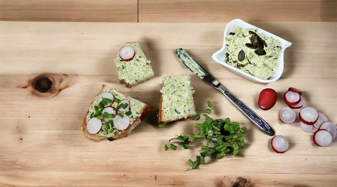 twarożek podawany z olejem z pestek dyni to smaczna pasta do smarowania chleba przyrządzona z twarogu oraz oleju z pestek dyni i kwaśnej śmietany.