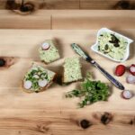 twarożek podawany z olejem z pestek dyni to smaczna pasta do smarowania chleba przyrządzona z twarogu oraz oleju z pestek dyni i kwaśnej śmietany.