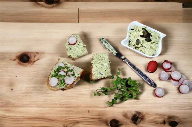 twarożek podawany z olejem z pestek dyni to smaczna pasta do smarowania chleba przyrządzona z twarogu oraz oleju z pestek dyni i kwaśnej śmietany.